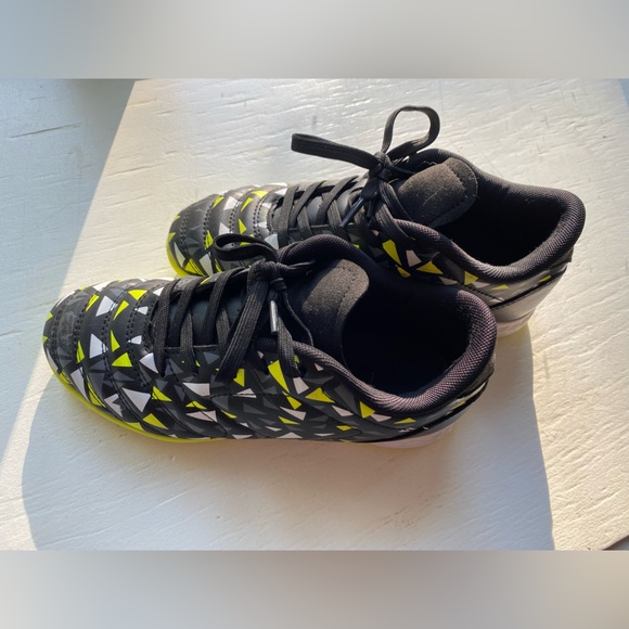 Indoor Soccer / Futsal Shoes - Picture 1 of 3